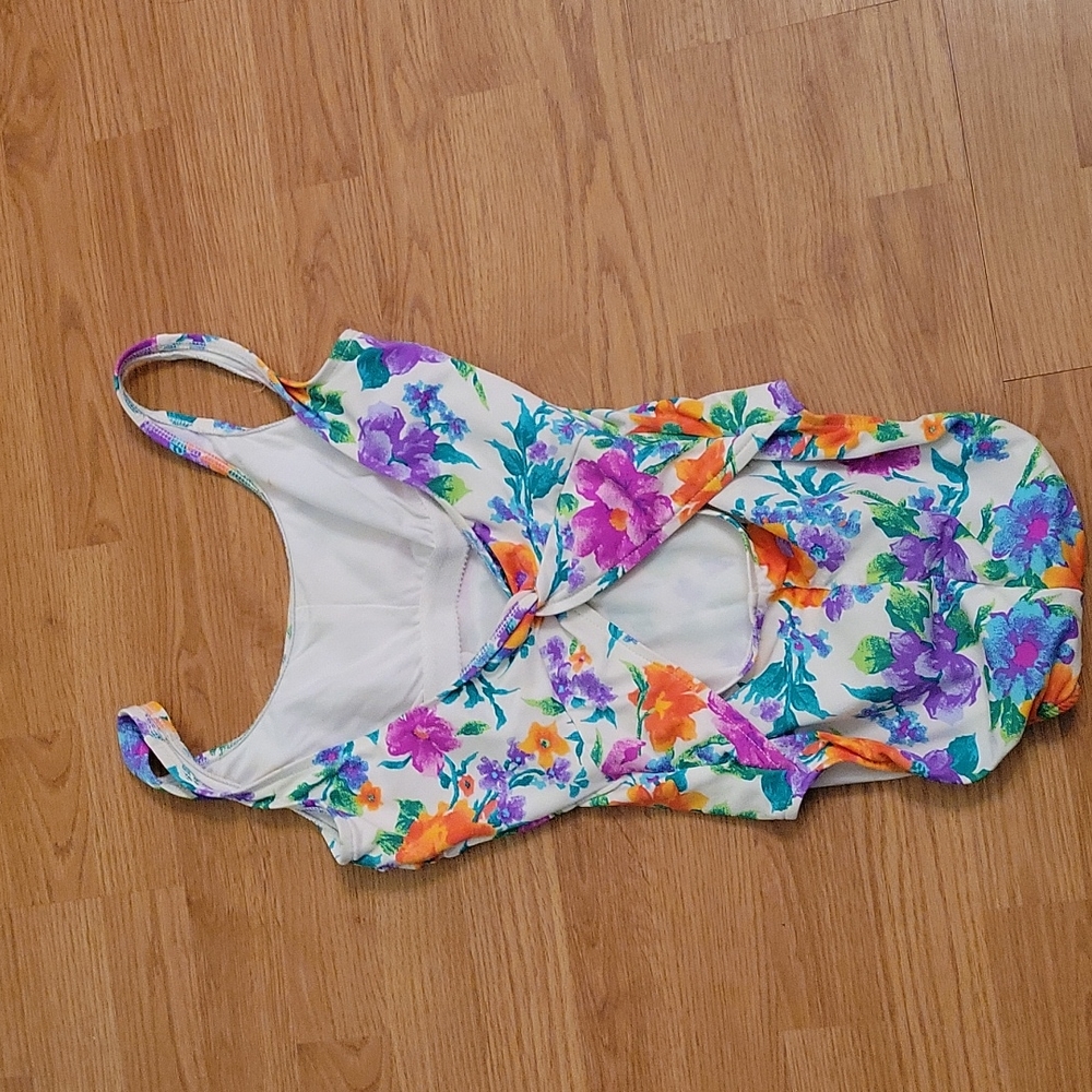 One piece swimsuit 🩱 - Picture 2 of 7